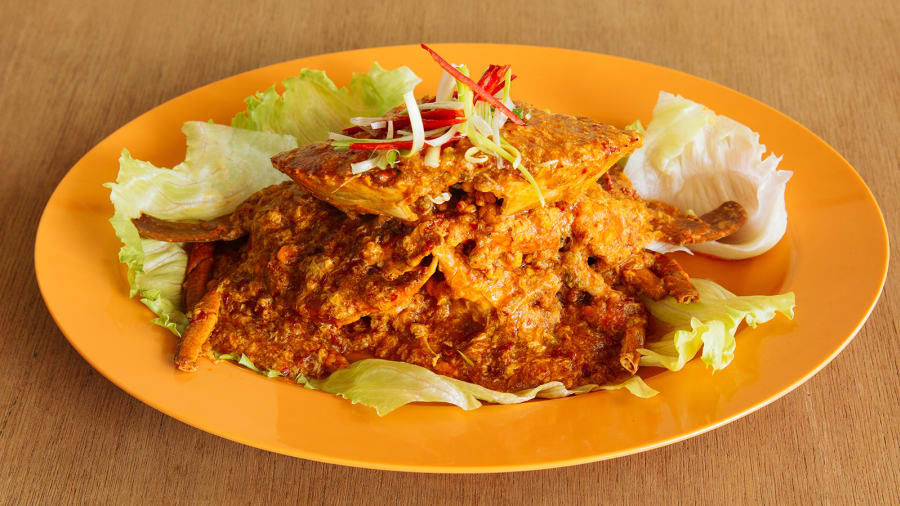 Cua sốt ớt, Singapore: Món ăn mang tính biểu tượng này được chế biến theo mọi cách tốt nhất. Sau khi bóc thịt cua, múc nước sốt cà chua ớt đậm đà lên với bánh mantou chiên bơ.