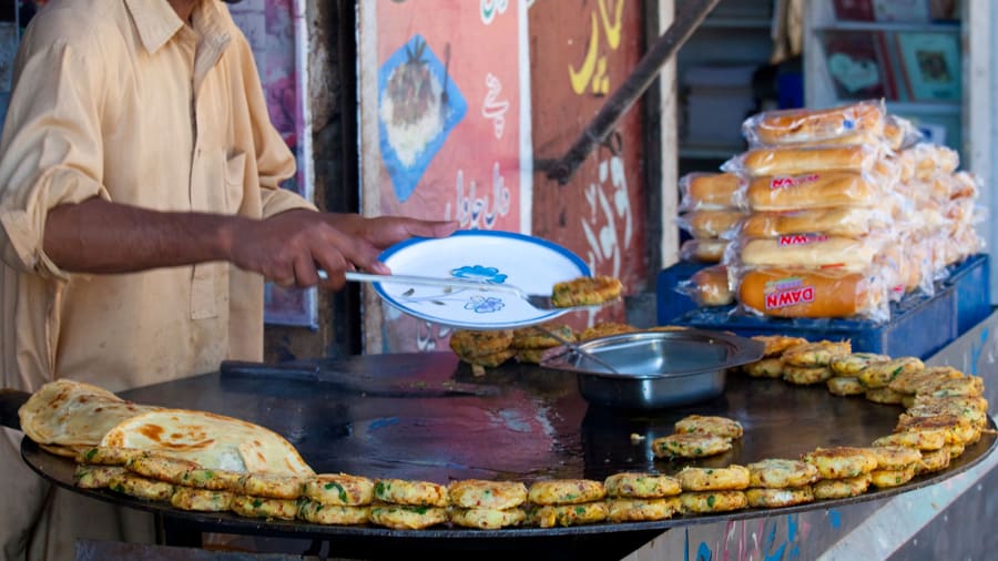 Bún thịt nướng, Pakistan: Dễ dàng tìm thấy ở các quán ven đường trên khắp Karachi và Lahore, những chiếc bánh mì kẹp thịt ngon lành của Pakistan này thường đi kèm với miếng đậu lăng khoai tây, mặc dù các loại thịt gà, thịt cừu, thịt bò và đậu gà cũng rất phổ biến.