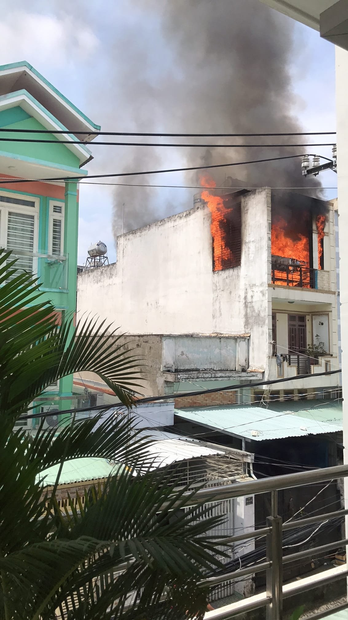 Vụ cháy khiến nhiều tài sản bị thiêu rụi, căn nhà bên cạnh cũng bị ảnh hưởng.