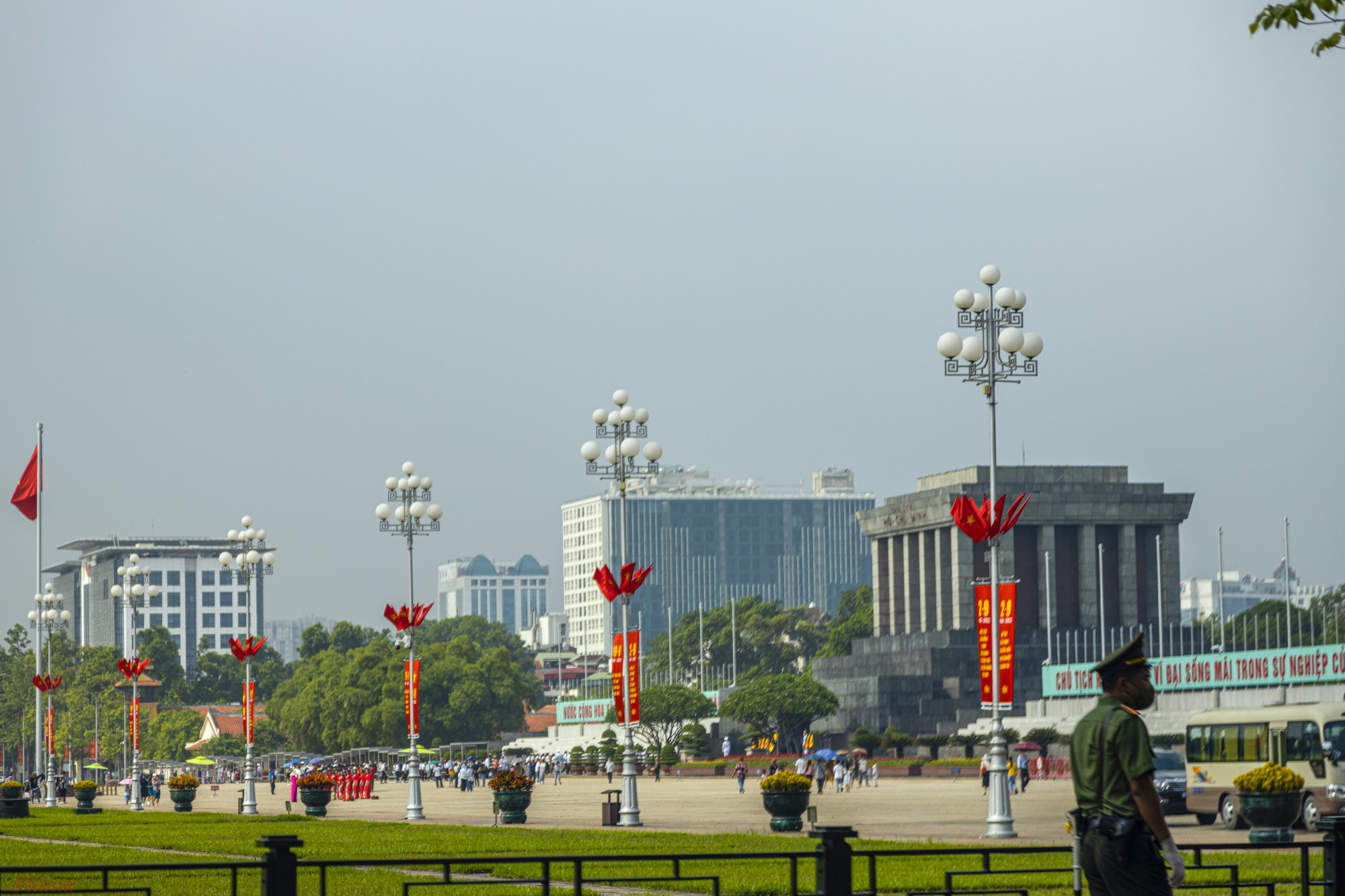 Tại nhiều tuyến phố như gần Quảng trường Ba Đình như Hoàng Diệu, Hùng Vương, Điện Biên Phủ... đều rực rỡ sắc đỏ của màu cờ, băng rôn, khẩu hiệu, tranh cổ động, panô lớn.