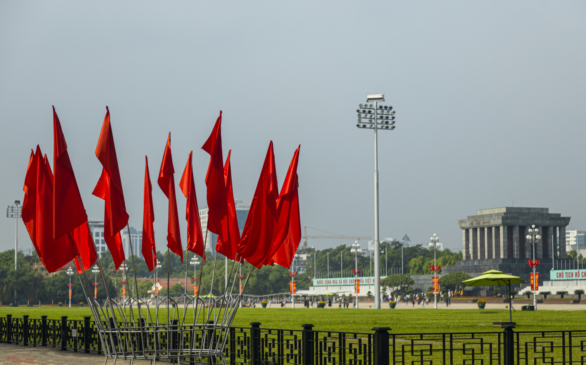 Cờ hoa phấp phới ở khu vực Quảng trường Ba Đình, Lăng Chủ tịch Hồ Chí Minh.