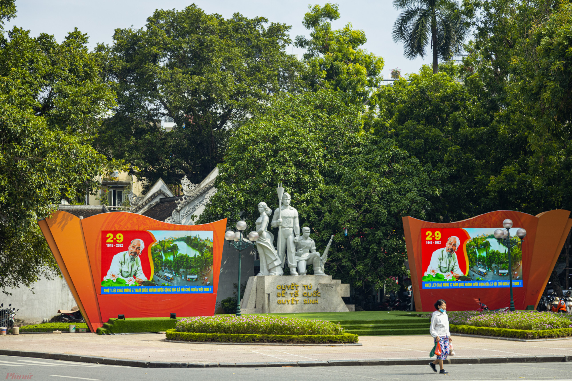 Khu vực Tượng đài Cảm Tử (quận Hoàn Kiếm) cũng được lắp đặt 2 màn hình led trình chiếu các đoạn video chào mừng kỷ niệm 77 năm ngày Quốc khánh 2/9.