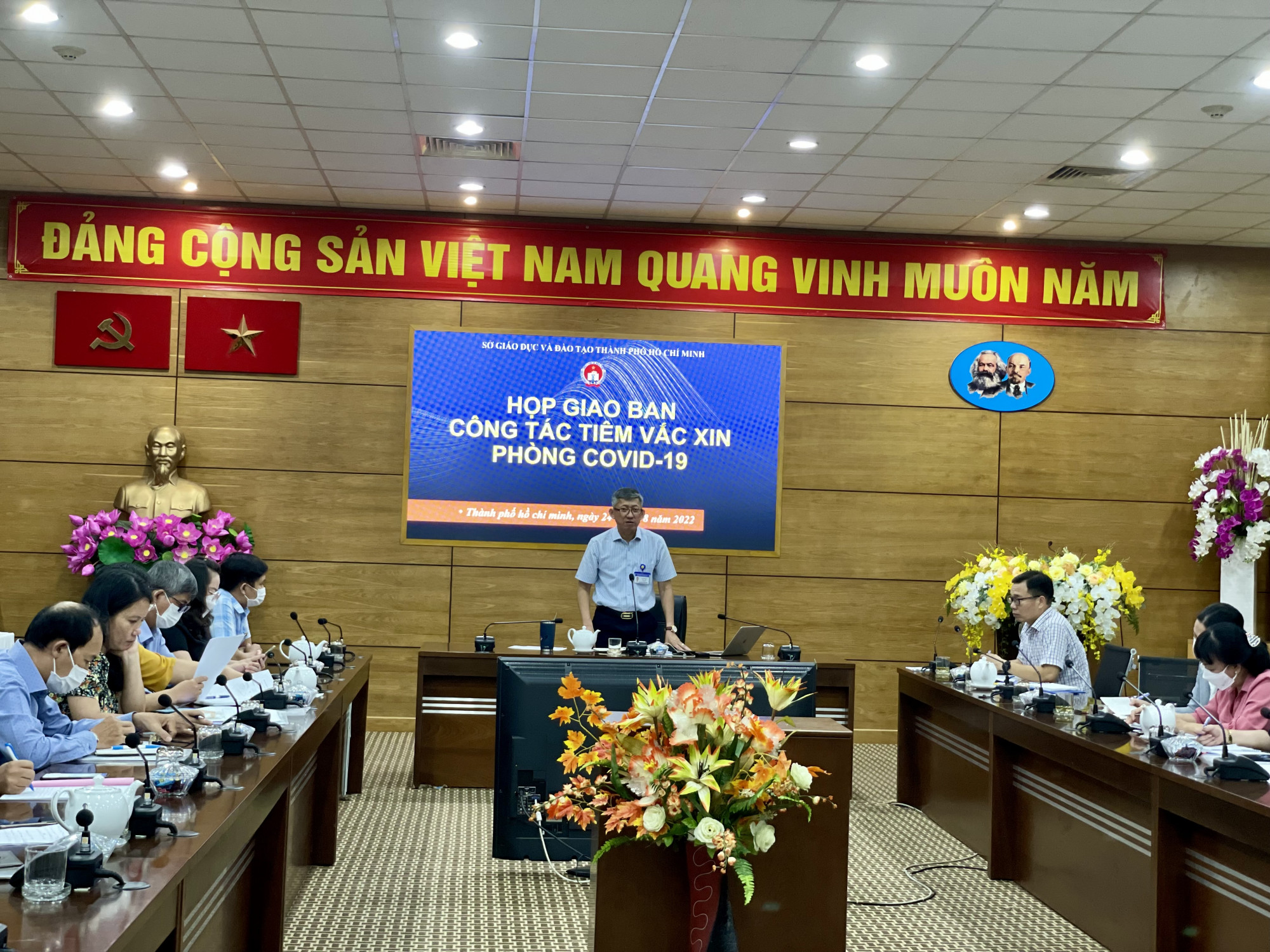 Phó giám đốc Sở GD-ĐT TPHCM Dương Trí Dũng yêu cầu các đơn vị đẩy mạnh truyền thông, tổ chức tiêm theo nhu cầu phụ huynh