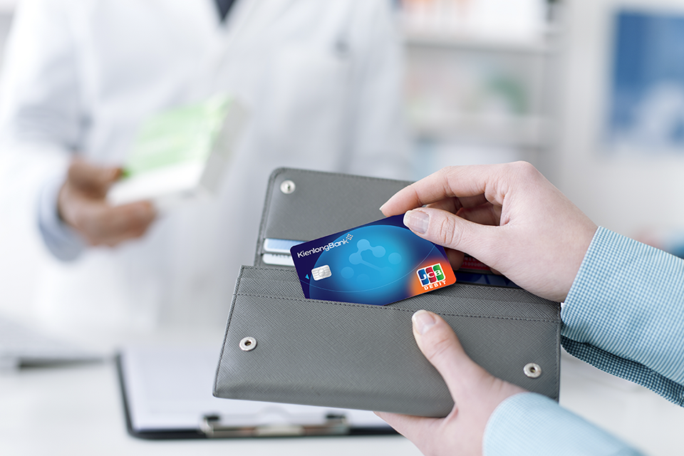 Sử dụng thẻ là một trong những lựa chọn giúp đẩy nhanh hoạt động thanh toán không tiền mặt tại Việt Nam