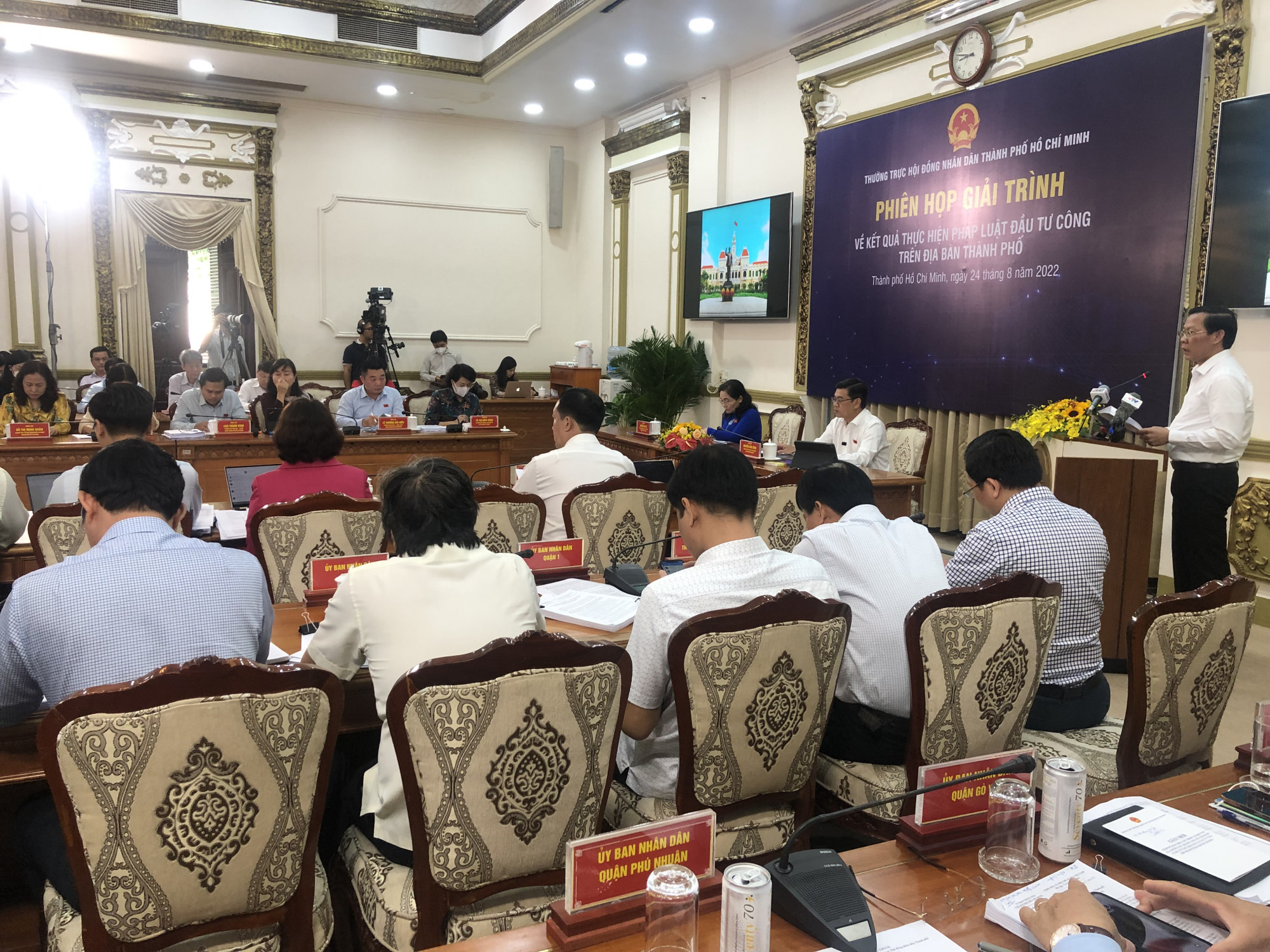 Chủ tịch UBND TPHCM Phan Văn Mãi báo cáo tại phiên giải trình kết quả tình hình triển thực hiện pháp luật đầu tư công sáng 24/8. Ảnh: Quốc Ngọc