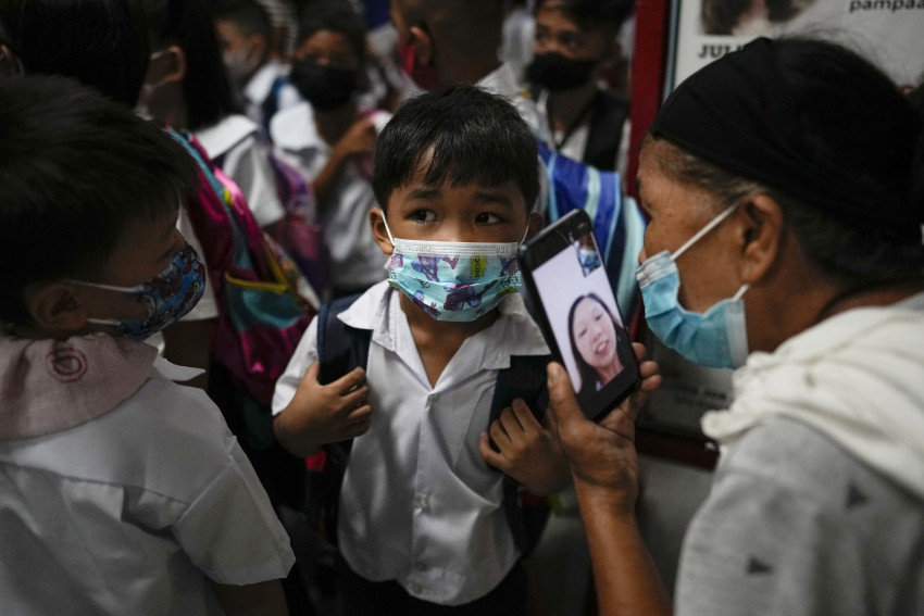 tại Philippines, hàng triệu học sinh đeo khẩu trang đã trở lại các trường tiểu học và trung học trên khắp đất nước 