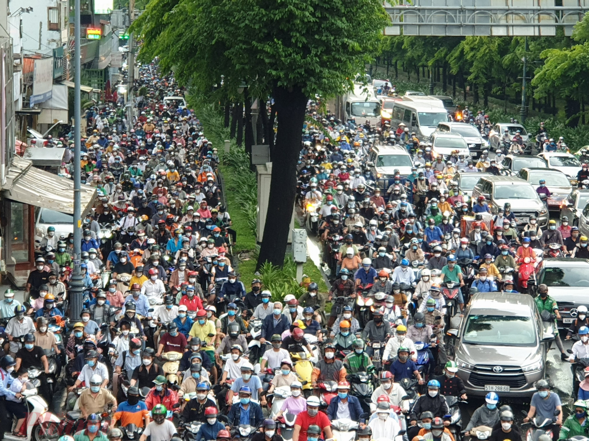 Hình ảnh kẹt xe trên đường Trần Quốc Hoàn hướng sân bay Tân Sơn Nhất ra cầu vượt Lăng Cha Cả