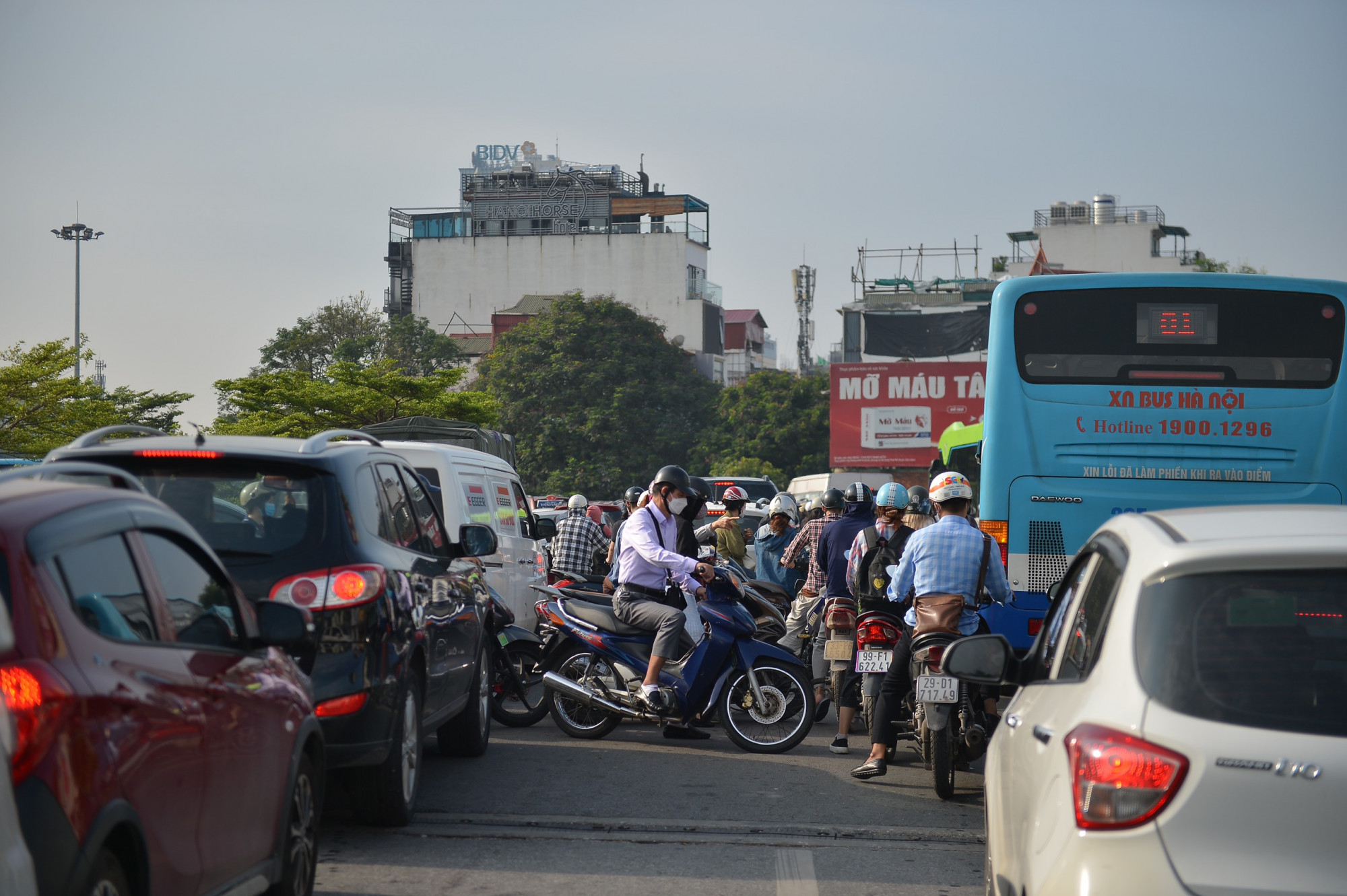 Tại nhiều điểm giao nhau giao thông hỗn loạn do lượng phương tiện quá đông.