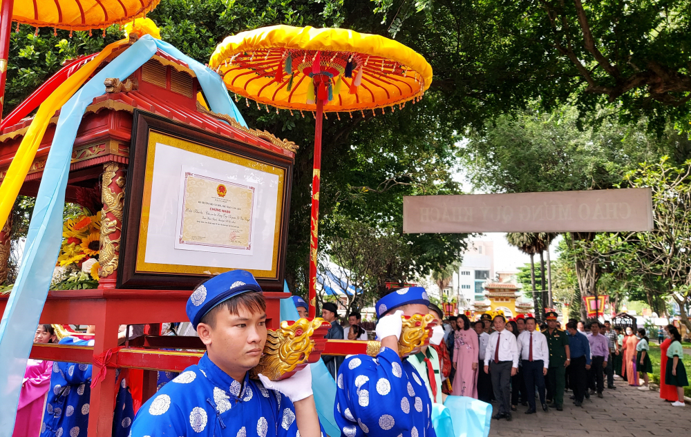 Nghi thức rước Bằng chứng nhận Di sản Văn hóa phi vật thể quốc gia Lễ hội Khai hạ - Cầu an tại Lăng Tả quân Lê Văn Duyệt vào chánh điện.