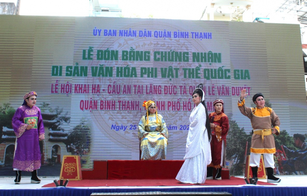 Các nghệ sĩ Nhà hát Nghệ thuật Hát bội TPHCM biểu diễn trích đoạn Lê Công kỳ án về công nghiệp của Tả quân Lê Văn Duyệt với vùng đất Gia Định.