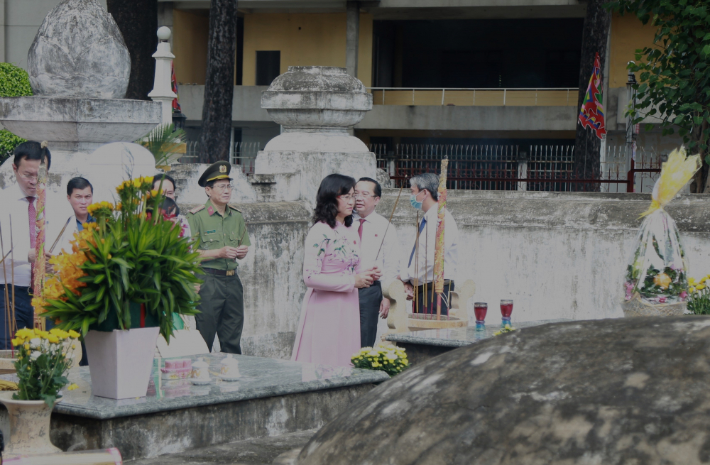 Phó Chủ tịch UBND TPHCM Phan Thị Thắng và các đại biểu dự lễ thắp hương tại Lăng Tả quân Lê Văn Duyệt.