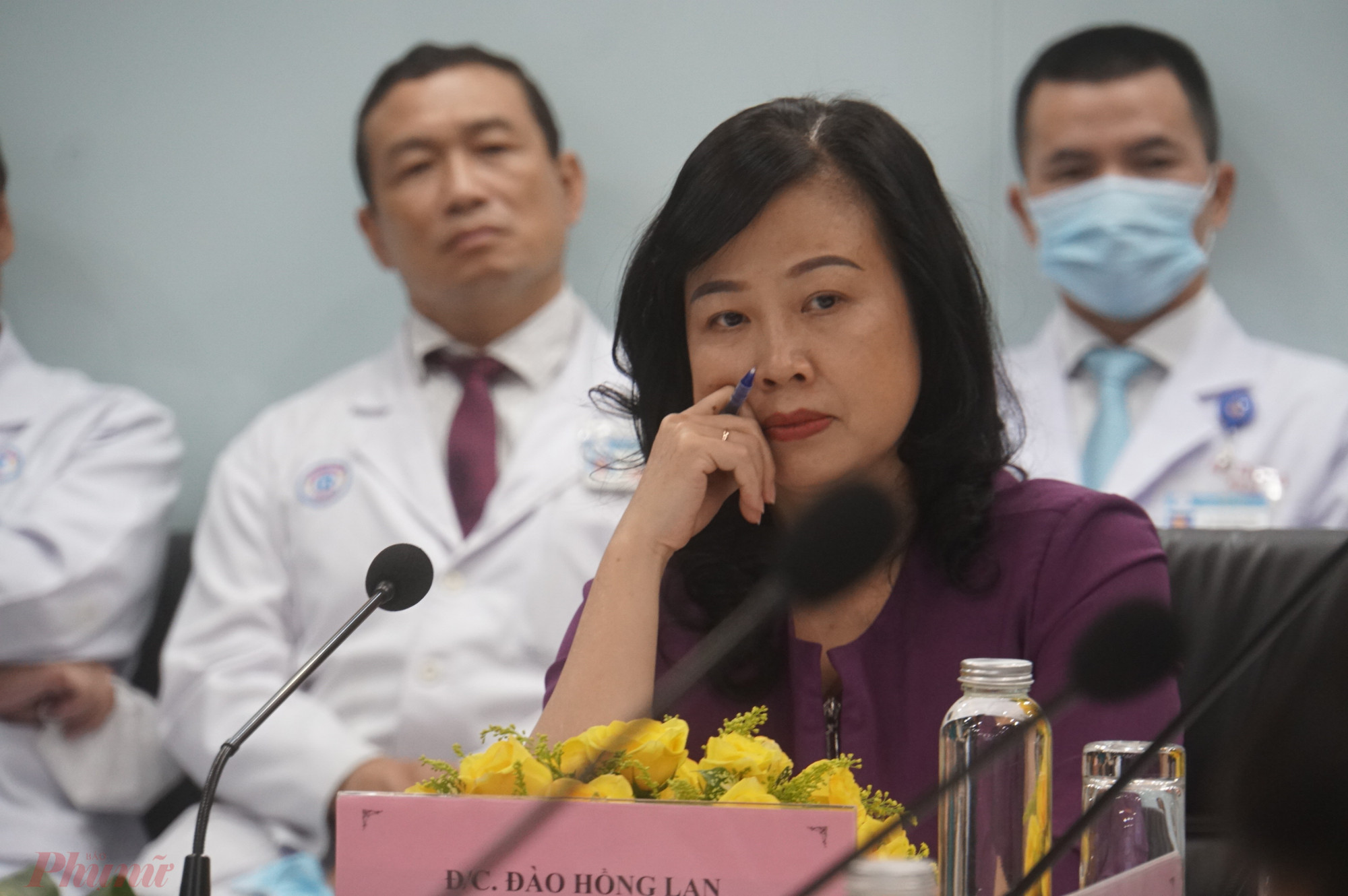 Quyền Bộ trưởng Đào Hồng Lan cho biết bà rất đau lòng khi đọc những bài báo phản ánh người bệnh tự đi mua vật tư mang vào cho bác sĩ khám chữa bệnh