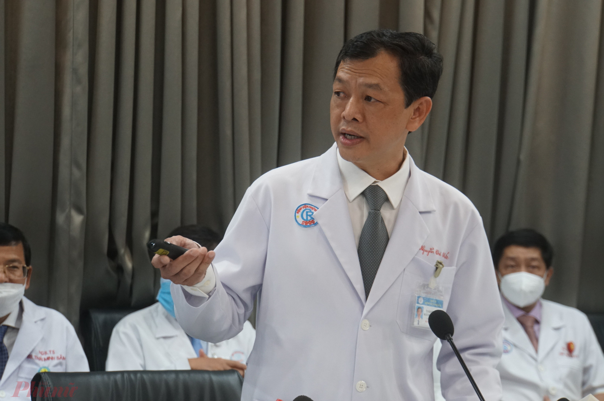 Bác sĩ Nguyễn Tri Thức - Giám đốc Bệnh viện Chợ Rẫy TPHCM trong buổi gặp gỡ và làm việc với quyền Bộ trưởng Bộ Y tế