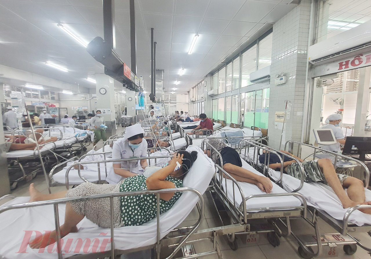Mỗi ngày Bệnh viện Chợ Rẫy cấp cứu cho khoảng 300 bệnh nhân và khám, chữa bệnh cho hàng ngàn người