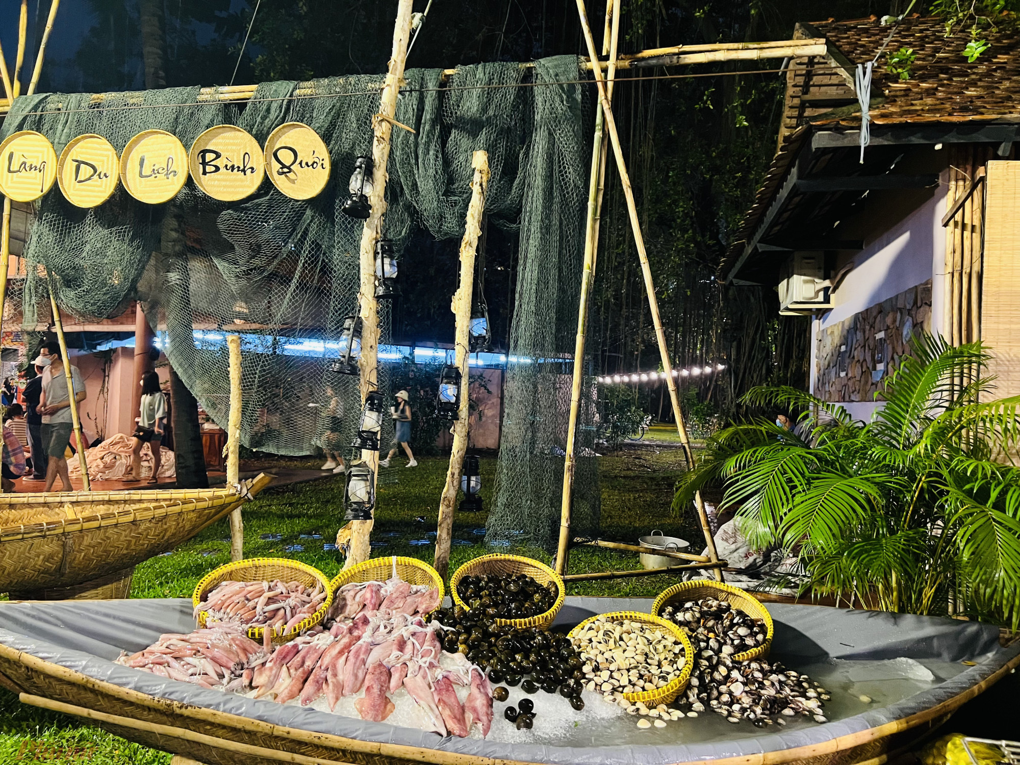 Hàng ngàn người đội mưa đến lễ hội ẩm thực ba miền - Báo Phụ Nữ
