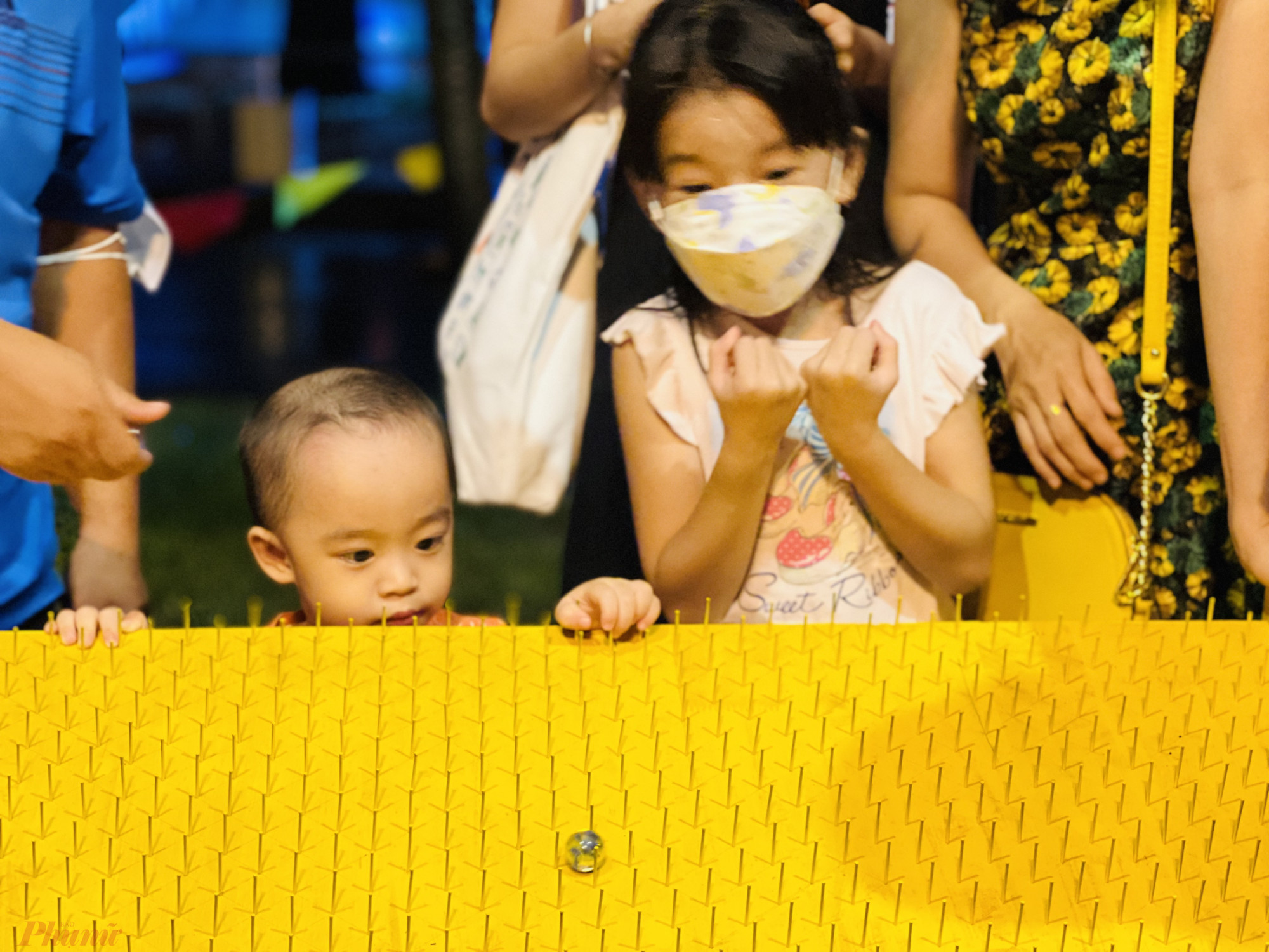 Trẻ em thích thú trong khu vực trò chơi dân gian tại lễ hội ẩm thực.