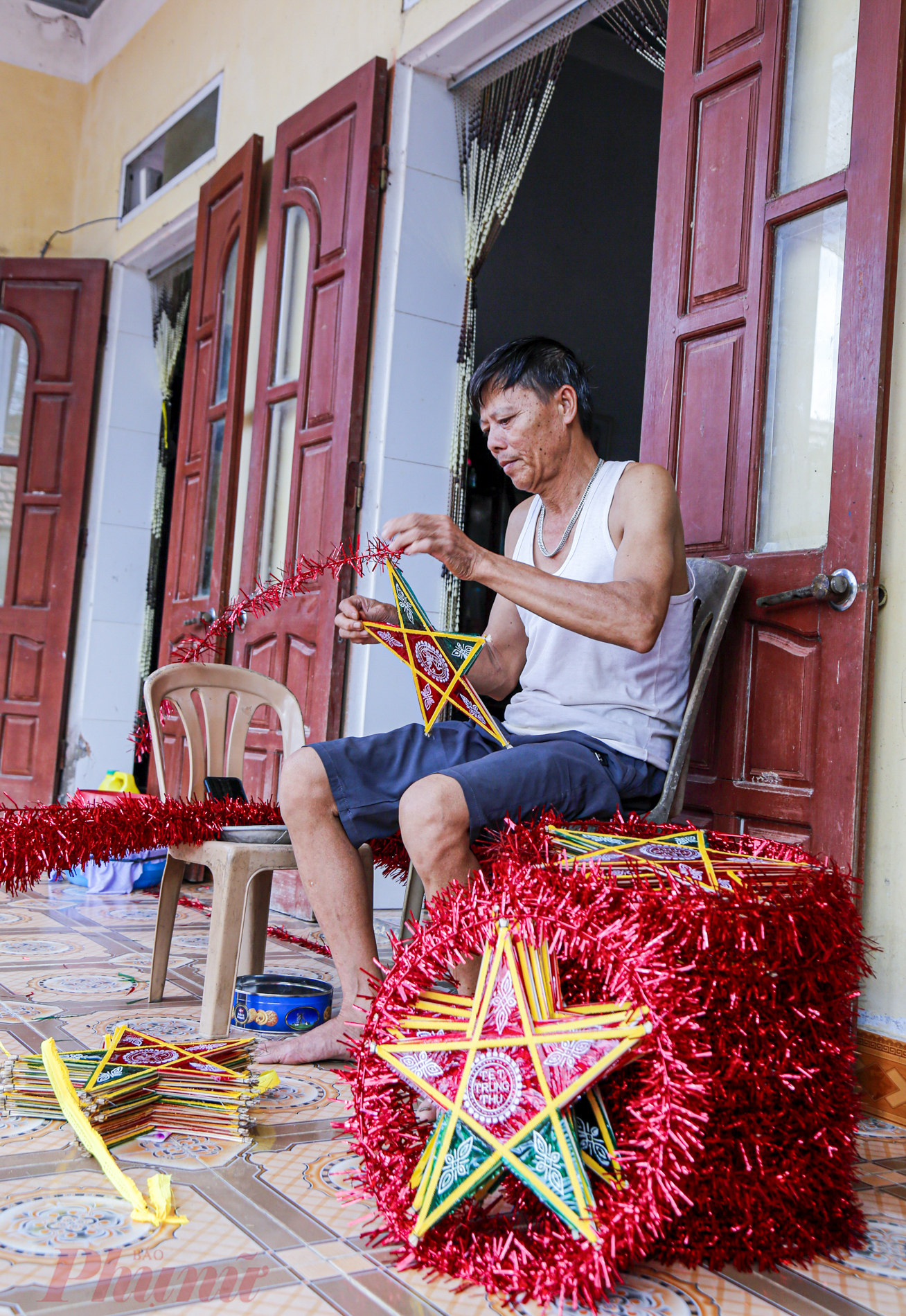 Từng công đoạn một, dù nhỏ đến đâu cũng đòi hỏi sự tỉ mẩn, kiên trì qua đôi bàn tay khéo léo của người thợ. 