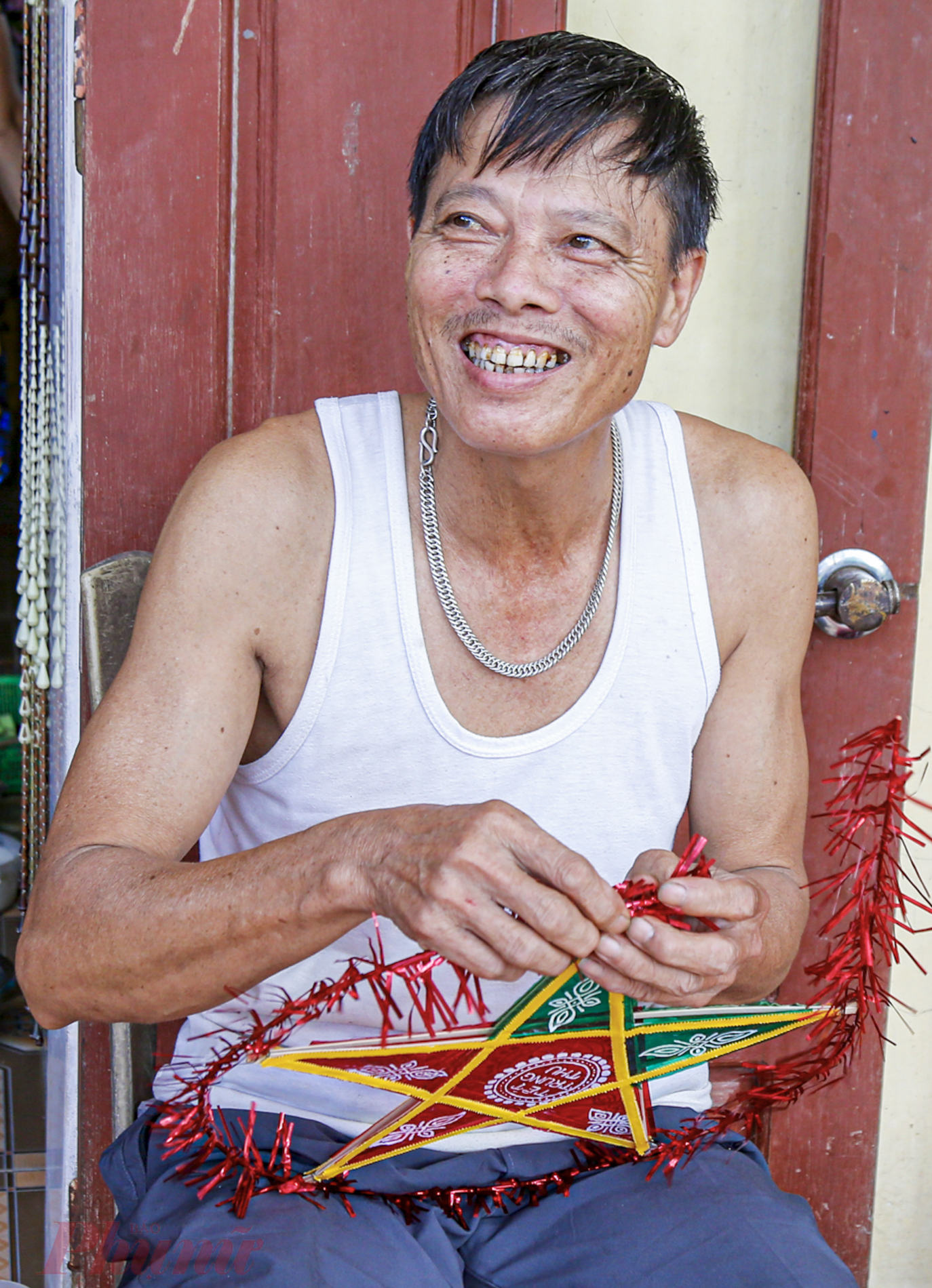 Ông Nguyễn Văn Chủng cho biết, ông có thể làm hàng trăm chiếc đèn ông sao cỡ nhỏ mỗi ngày.