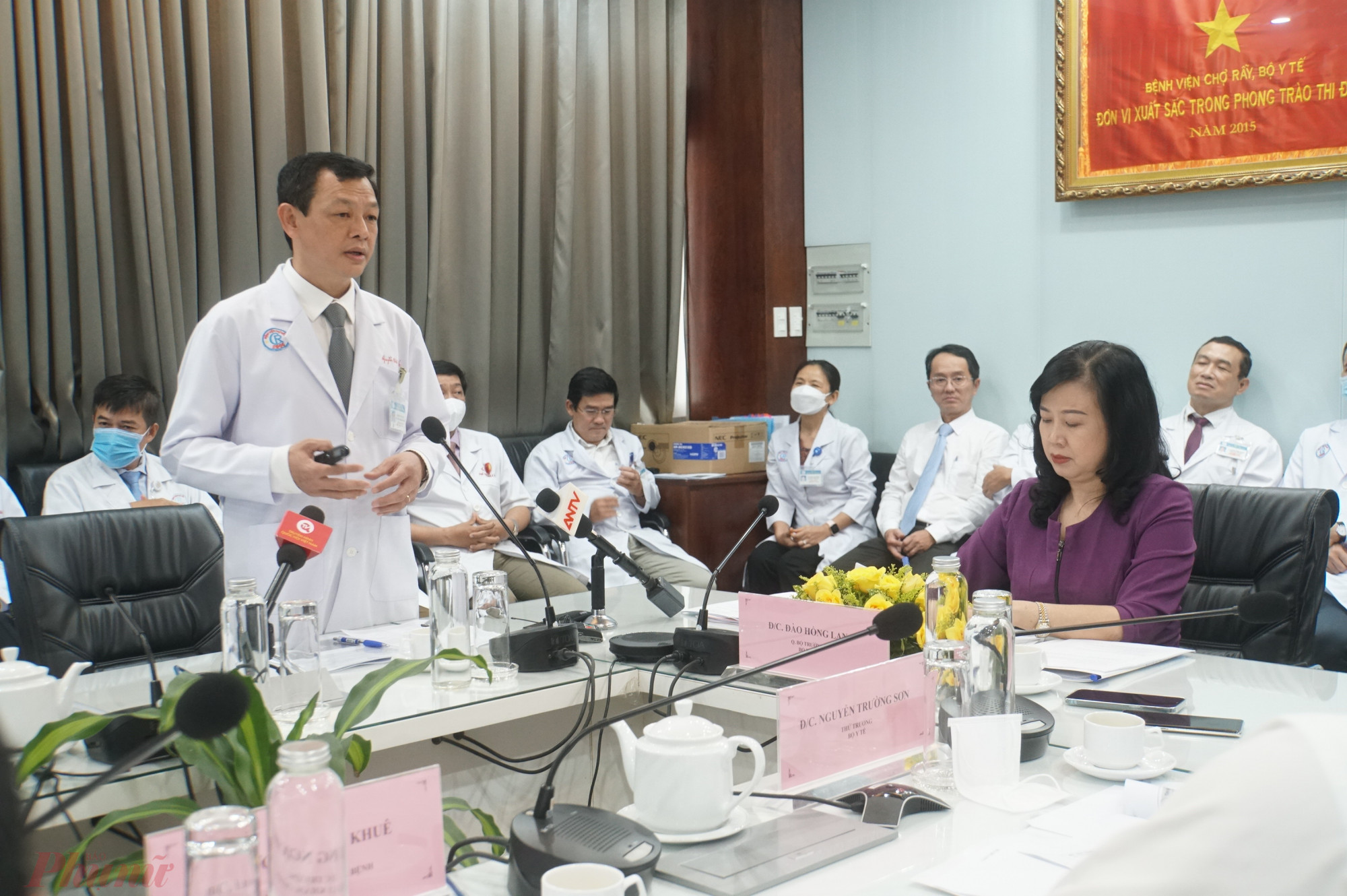 Giám đốc Bệnh viện Nguyễn Tri Thức (đứng) báo cáo công tác tại bệnh viện với quyền Bộ trưởng Bộ Y tế Đào Hồng Lan (áo tím)