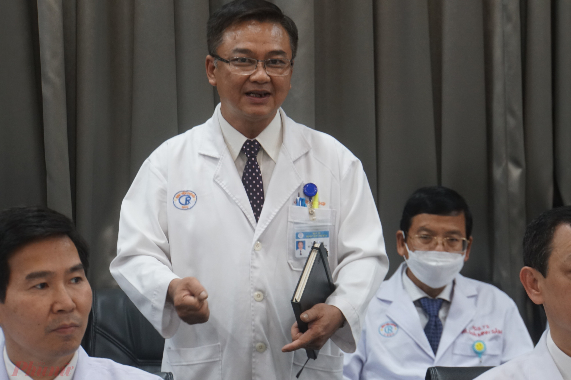 Bác sĩ Lê Quốc Hùng chia sẻ trong buổi gặp mặt với quyền Bộ trưởng Bộ Y tế
