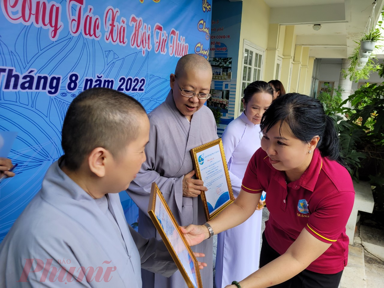 Bà Trần Thị Tuyết Hạnh - Chủ tịch Hội LHPN Q.5 trao thư cảm ơn cho các đơn vị tôn giáo cùng chung tay tổ chức ngày hội