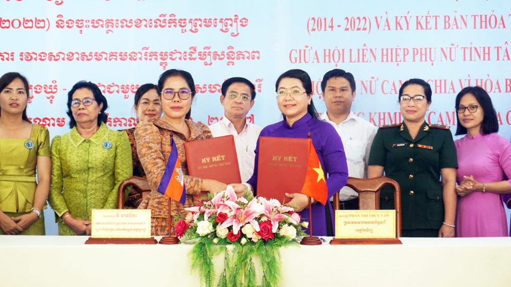 Lãnh đạo Hội LHPN tỉnh Tây Ninh và tỉnh Tbong Khmum cùng ký kết bản thỏa thuận hợp tác giai đoạn 2022-2027 - ẢNH: N.T.