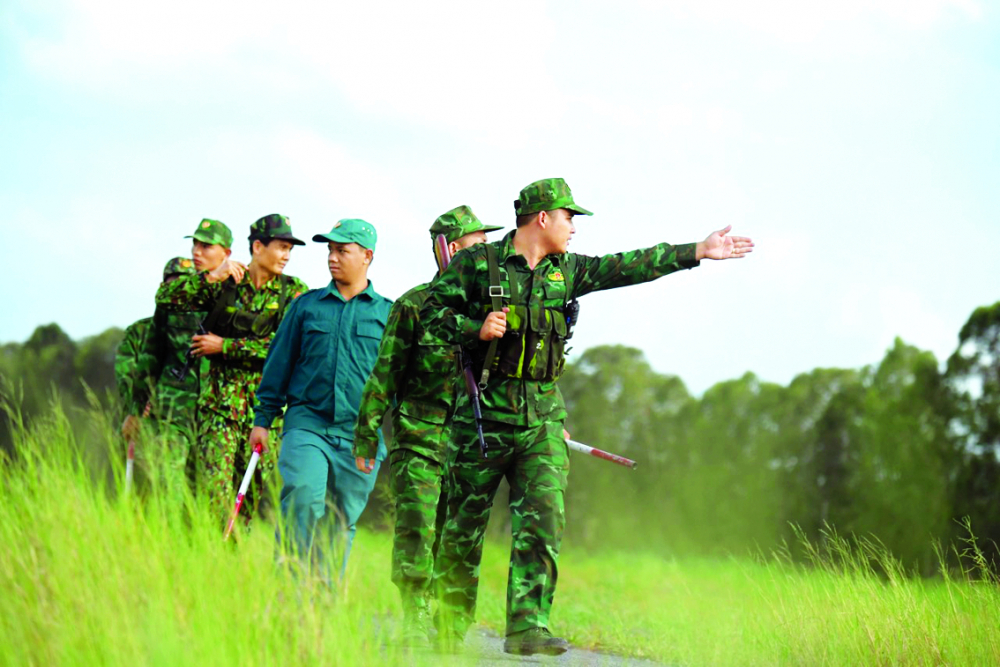 Lực lượng biên phòng và dân quân địa phương tuần tra trên tuyến biên giới Tây Ninh - Campuchia gần cửa khẩu Mộc Bài - ẢNH: LÊ QUÂN