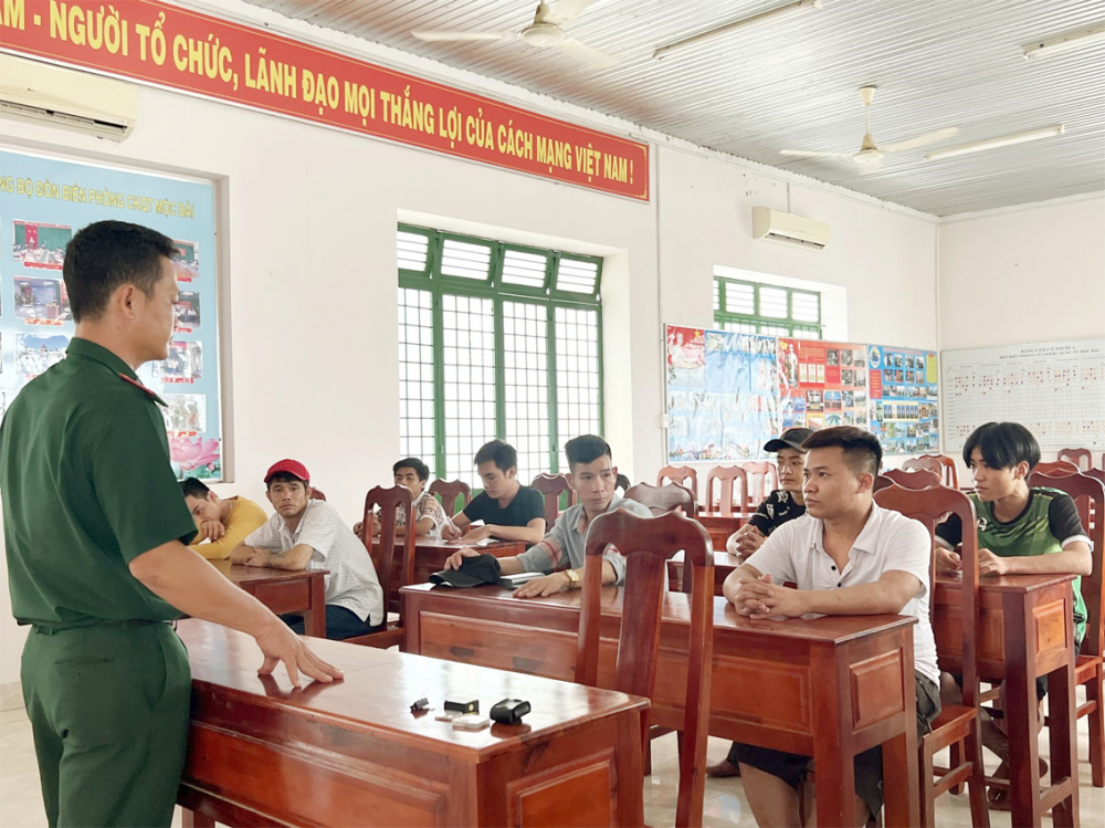 Lực lượng biên phòng ở Tây Ninh  tuyên truyền cho người dân về thủ đoạn mua bán người thông qua chiêu trò  “việc nhẹ lương cao” - ẢNH: LÊ QUÂN