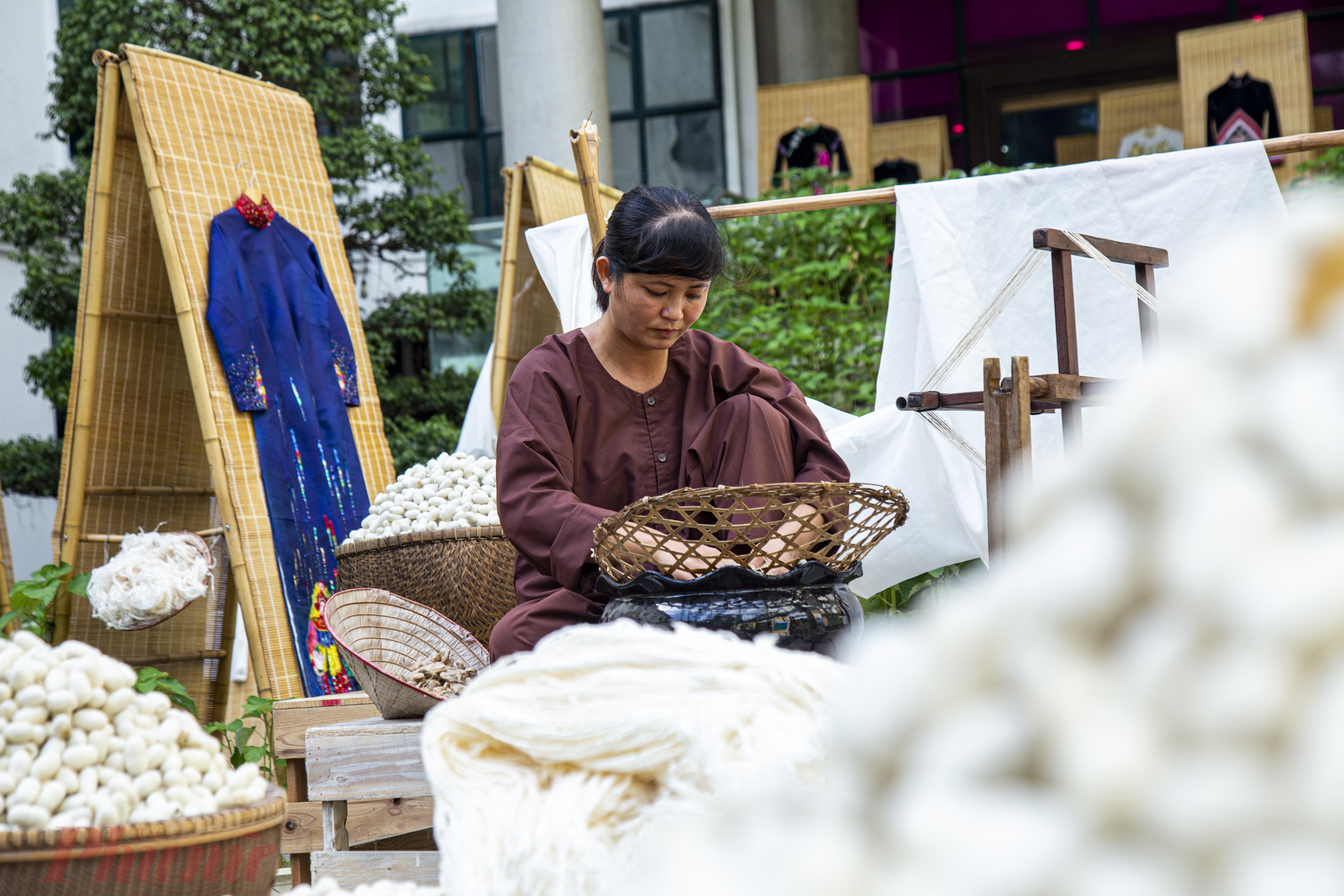 Các nhà thiết kế đã sử dụng chất liệu lụa Vietnam silk house và vải gai AP để sáng tạo các mẫu áo dài, như một cách riêng để tôn vinh giá trị nghệ thuật truyền thống.