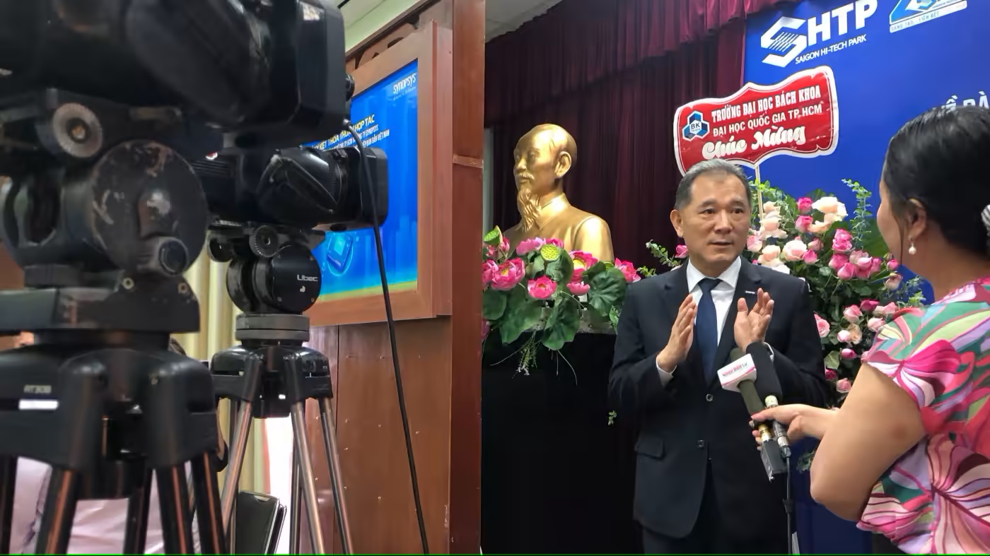 Ông Robert Li, phó chủ tịch của Synopsys, nói chuyện một cuộc họp báo tại Khu công nghệ cao TPHCM(Ảnh: Liên Hoàng - Nikkei Asia)