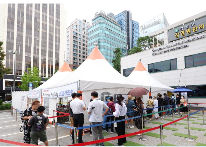 Người dân xếp hàng chờ xét nghiệm COVID-19 ở Seoul.
