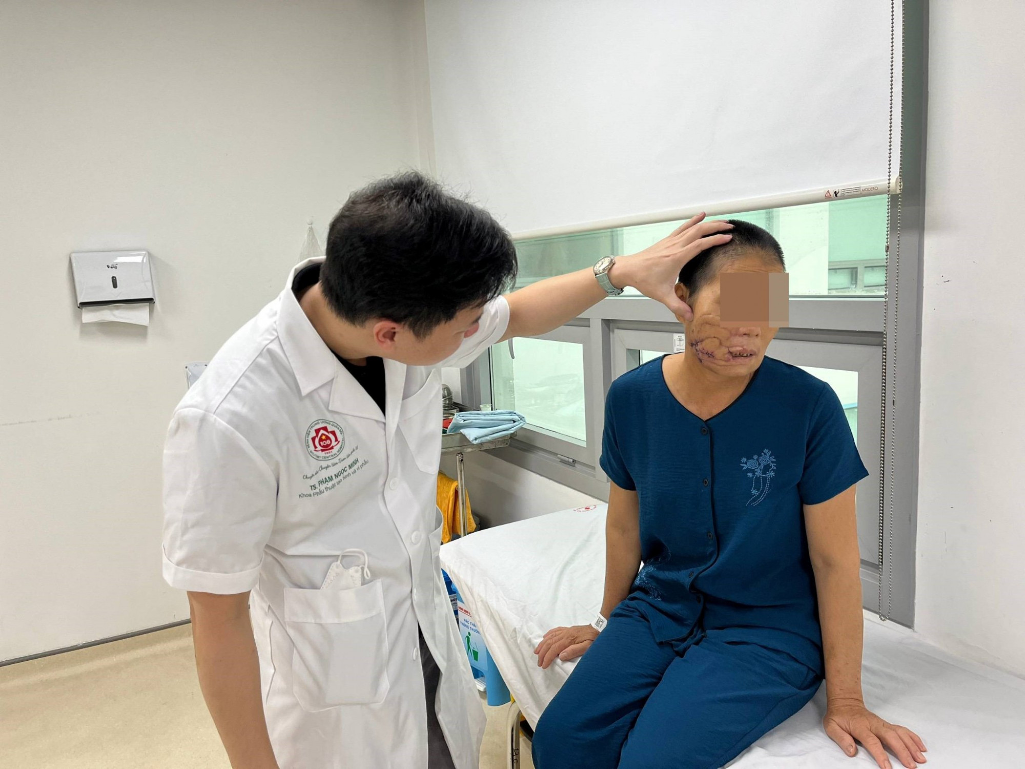 Nữ bệnh nhân bị tổn thương nặng vùng mặt sau khi ngã vào máy cắt cỏ - Ảnh: Bệnh viện cung cấp
