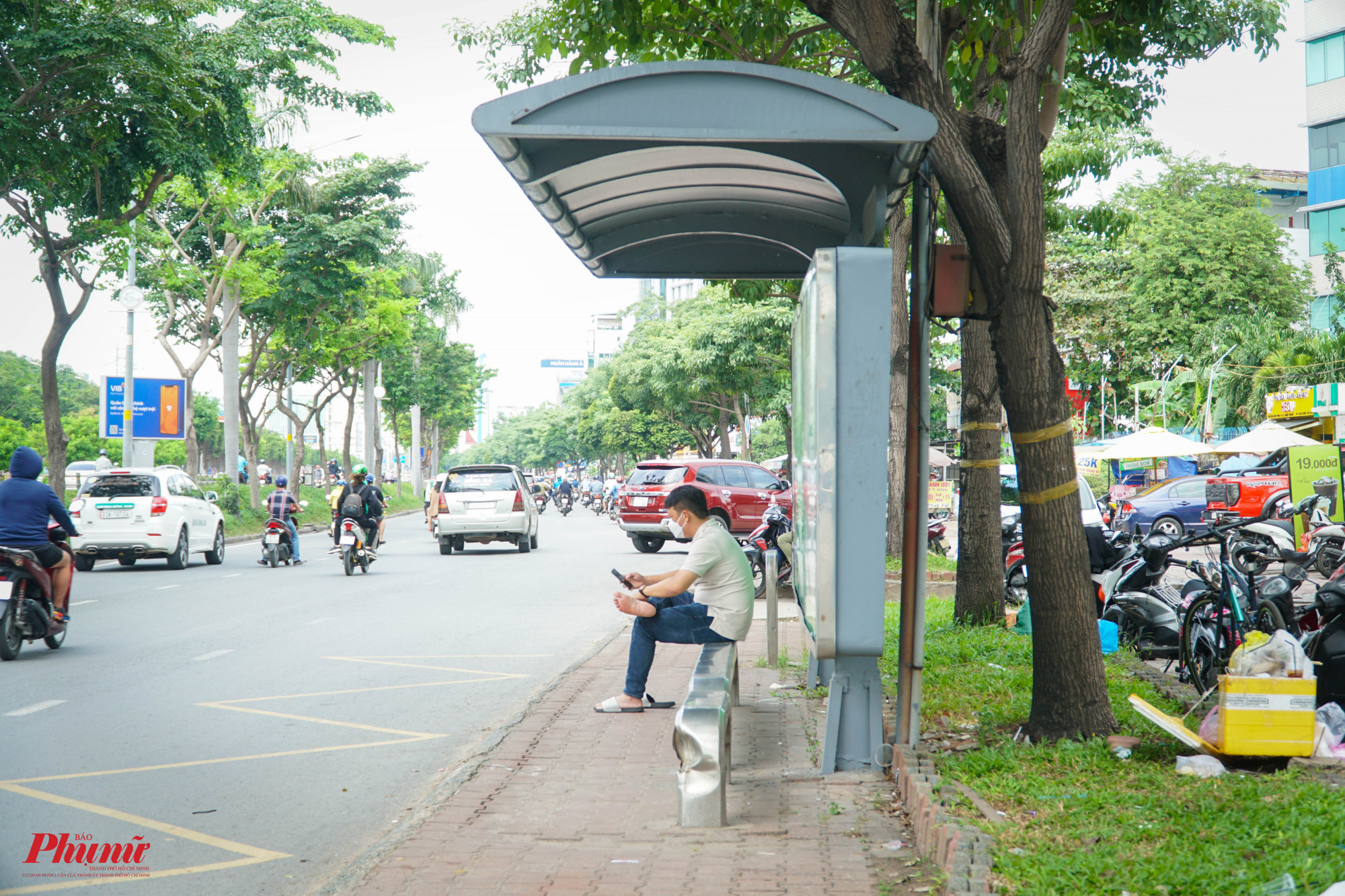 Một điểm 'nóng tại nhà chờ xe buýt trước cổng trường ĐH Hồng Bàng, khi nhiều người sống gần đây cho biết, nhà chờ này trở thành nhà vệ sinh công cộng.