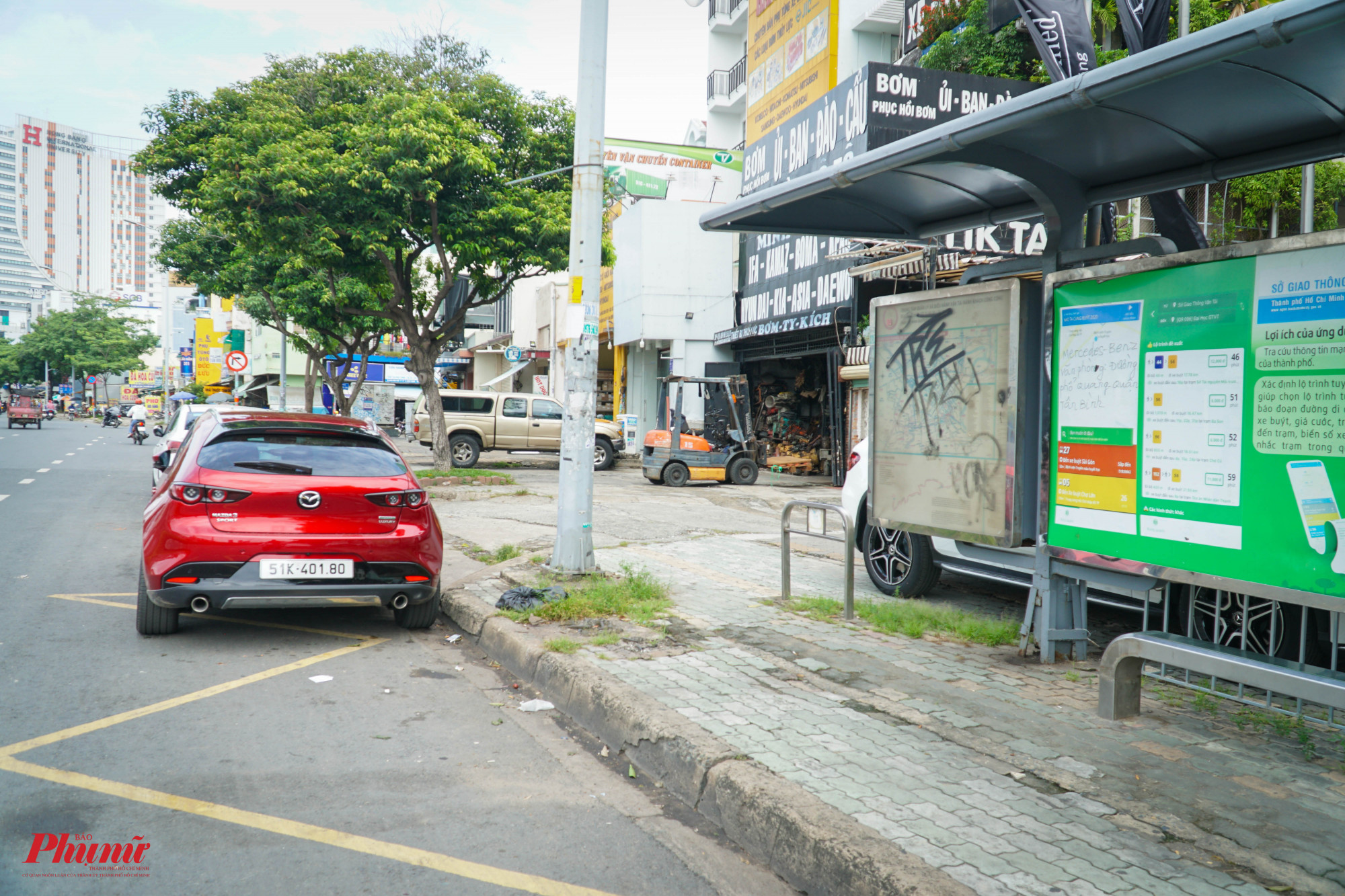Treeb đường Điện Biên Phủ, chỗ đón khách đi xe buýt trở thành nơi đậu xe tạm của các xe ô tô