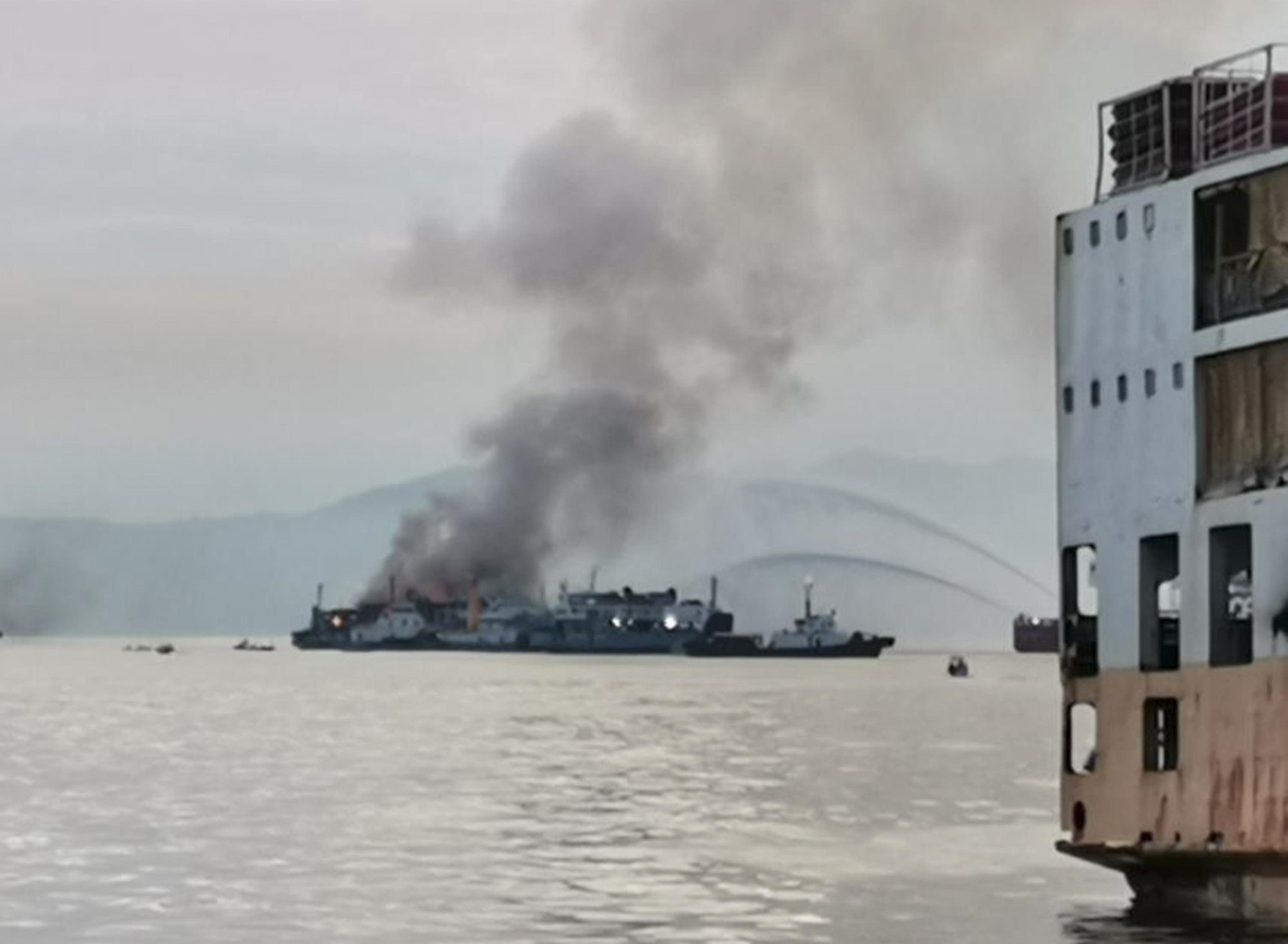 Phà chở 82 người ở Philippines bốc cháy trên biển.