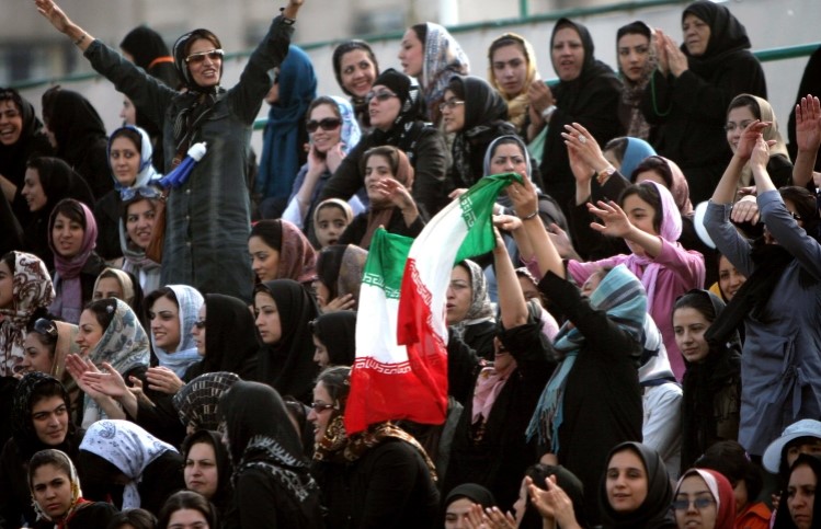 Giải thích cho việc dùng hơi cay tấn công vào các phụ nữ khi đã mua vé đến sân xem trận đấu của tuyển Iran hồi tháng 3 vừa qua, Liên đoàn bóng đá Iran cho biết sự hiện diện của phụ nữ tại sân vận động có thể gây ra 'khủng hoảng' vì 'các cơ sở cần thiết' không được cung cấp.