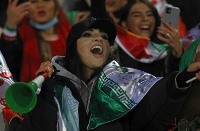 Dưới áp lực của FIFA và các tổ chức khác, phụ nữ chỉ được phép tham dự một số trận đấu quốc gia trong vài năm qua [Tập tin: Vahid Salemi / AP]