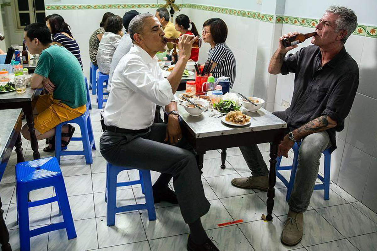 Cựu Tổng thống Mỹ Barack Obama ăn bún chả, uống bia Hà Nội cùng Anthony Bourdain - Ảnh: CNN