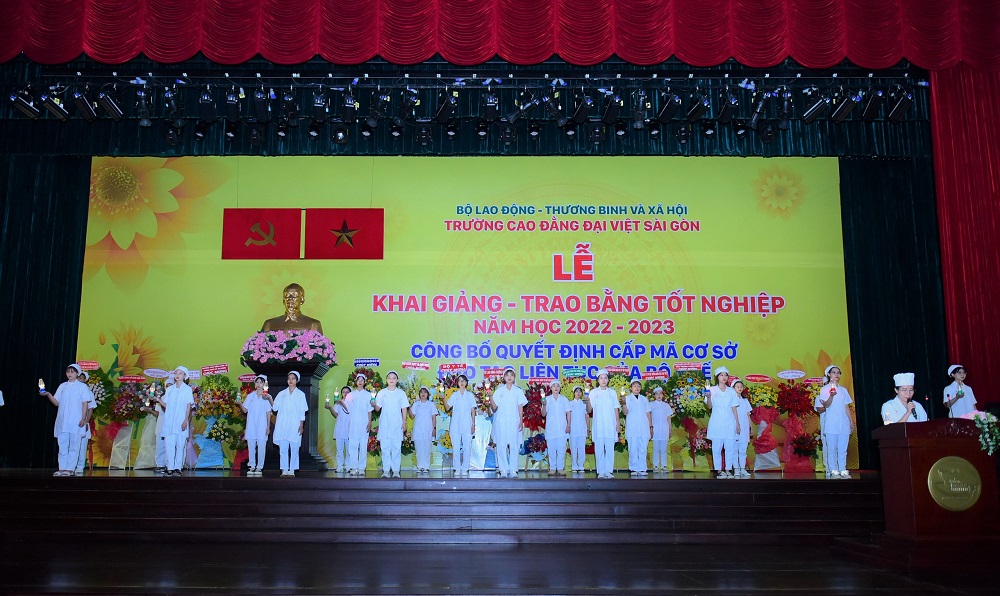 Sinh viên ngành y tuyên thệ trong lễ tốt nghiệp trước khi bước vào hành trình phụng sự, chăm sóc sức khỏe người dân - Ảnh: CĐ Đại Việt Sài Gòn