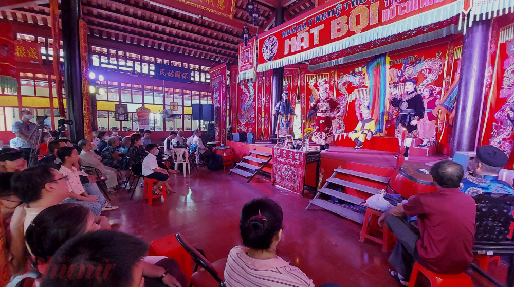 Quan khách thưởng thức vở hát bội về công nghiệp Tả quân Lê Văn Duyệt đối với đất Gia Định Lê Công kỳ án tại lễ tiên thường.