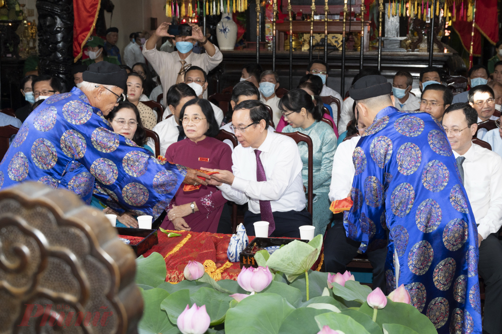 Bí thư Thành ủy TPHCM Nguyễn Văn Nên và các đại biểu được mời trầu tại lễ giỗ.