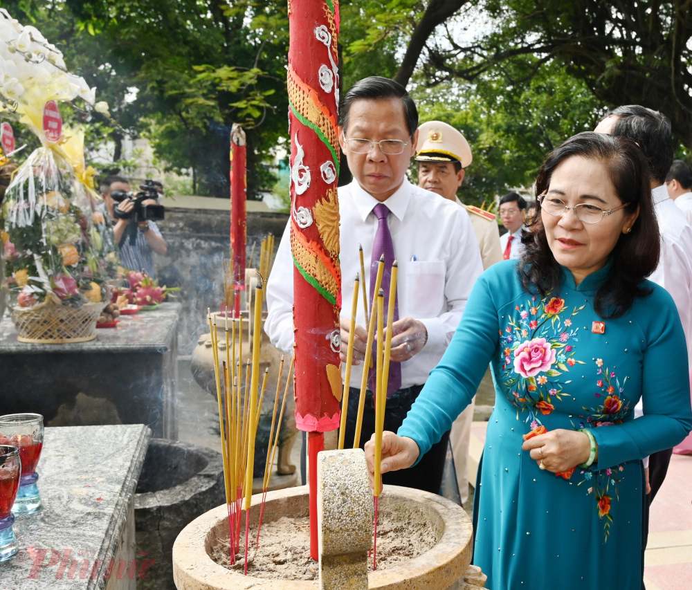 Chủ tịch HĐND TPHCM Nguyễn Thị Lệ và Chủ tịch UBND TPHCM Phan Văn Mãi dâng hương tại Lăng Tả quân Lê Văn Duyệt.