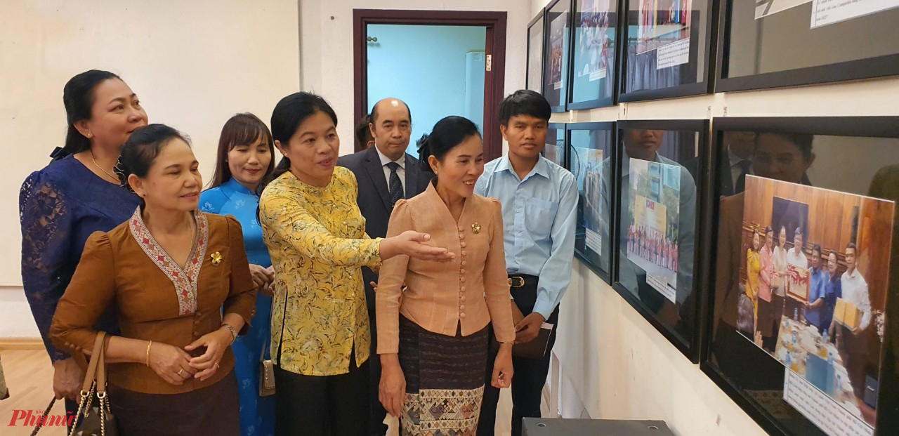 Hội LHPN TPHCM, Đoàn đại biểu Thủ đô Viêng Chăn và tỉnh Champasak - Lào tham quan triển lãm 