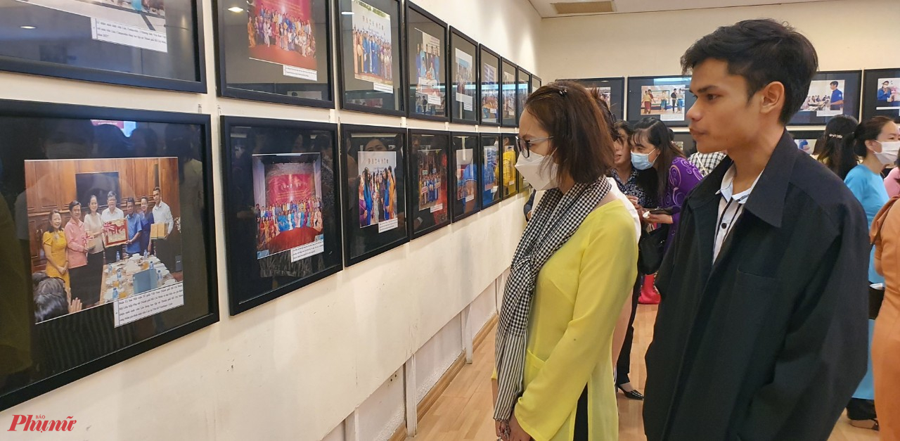 Hội LHPN phụ nữ và sinh viên Lào tham quan tiển lãm