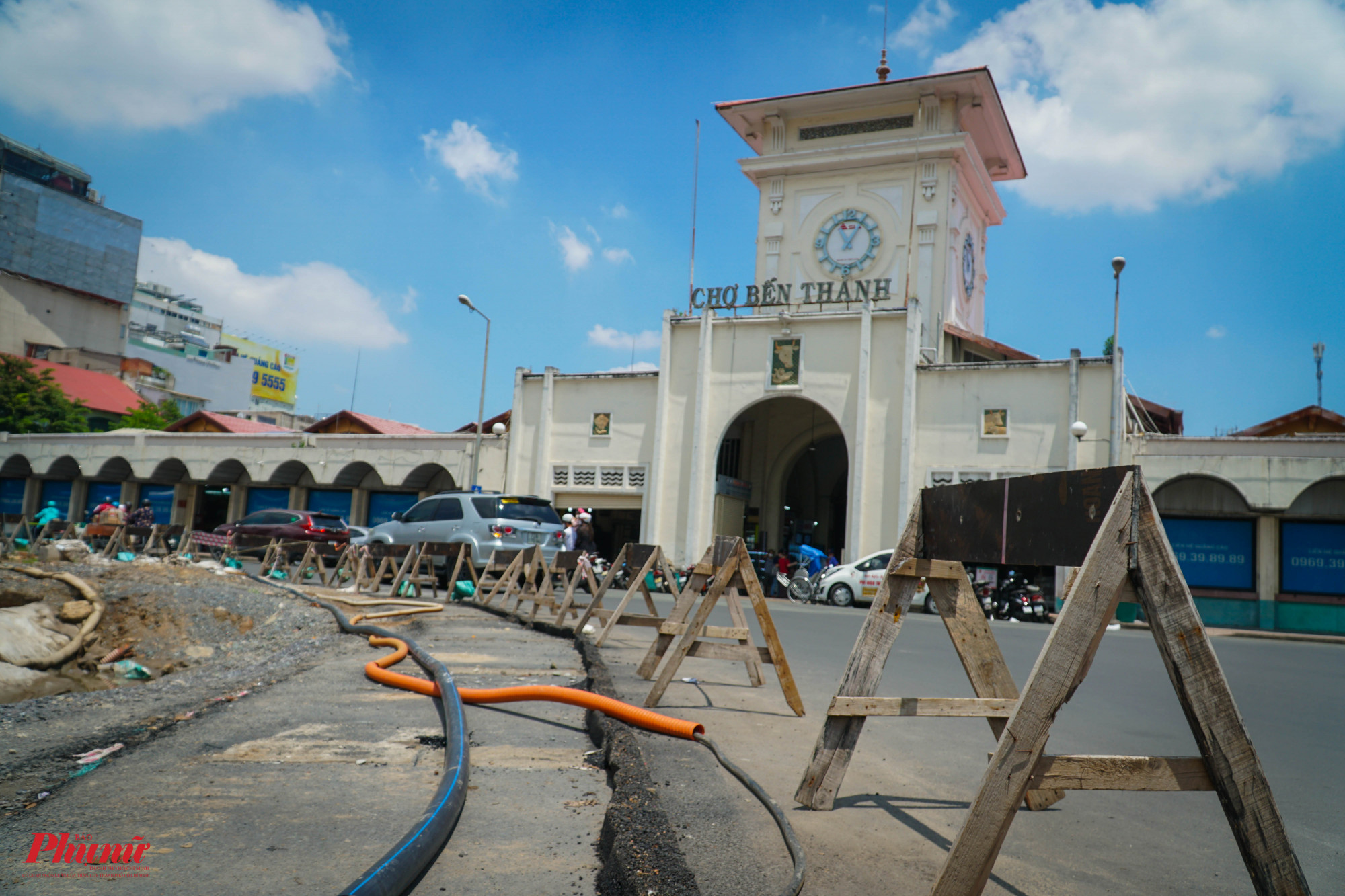 Chợ Bến Thành được ngắm nhìn rõ hơn sau nhiều năm bị rào chắn của công trình Metro che khuất.