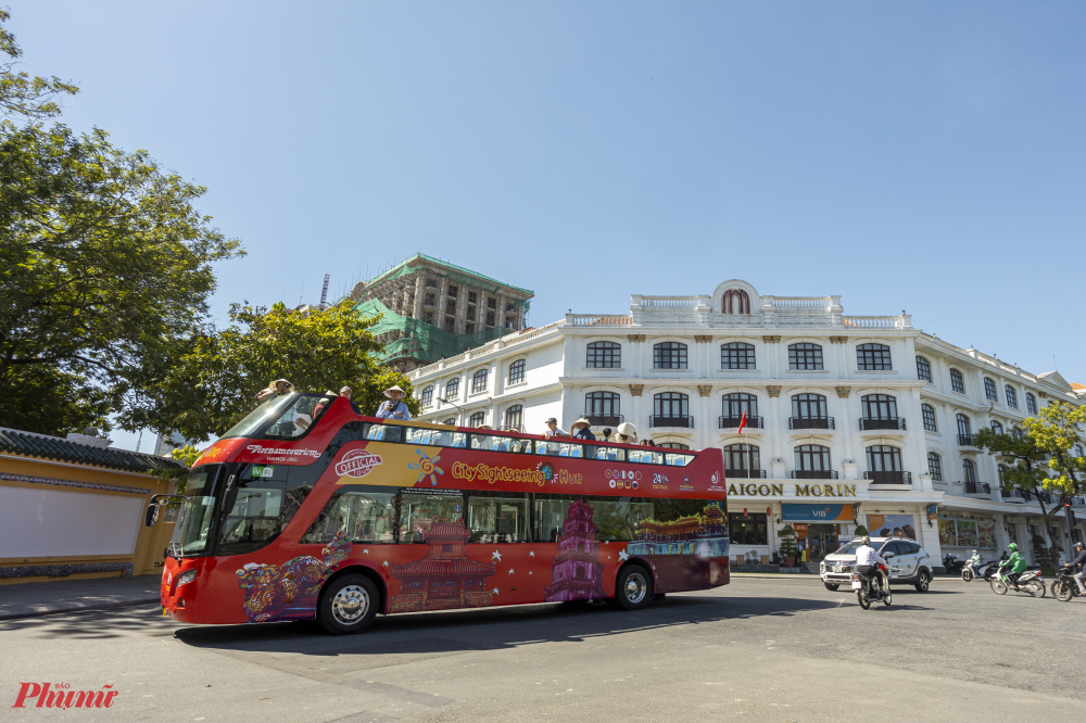 Xe Bus hai tàng đi ngang qua khách sạn Morin ở cạnh cầu Trường Tiền