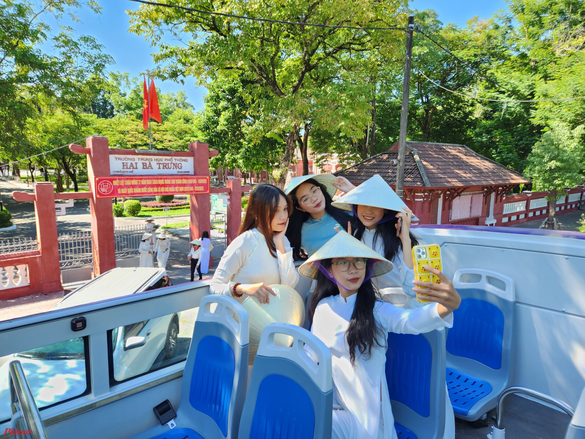 Mỗi ngày, hệ thống xe buýt hai tầng thương hiệu City Sightseeing triển khai 15 chuyến xe “Tuyến City tour - Hành trình Di sản Cố đô Huế” đi qua 12 điểm dừng nổi tiếng của thành phố Huế như Chợ Đông Ba, Vườn An Hiên, chùa Linh Mụ… và chuyến xe “Tuyến ngắm cảnh đêm Huế” tham quan qua cầu Phú Xuân, cầu Dã Viên ngắm cảnh về đêm.