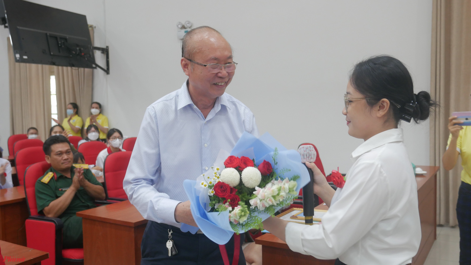 Em Minh Truyền tặng hoa cảm ơn ông Kao Siêu Lực - Phó Chủ tịch 