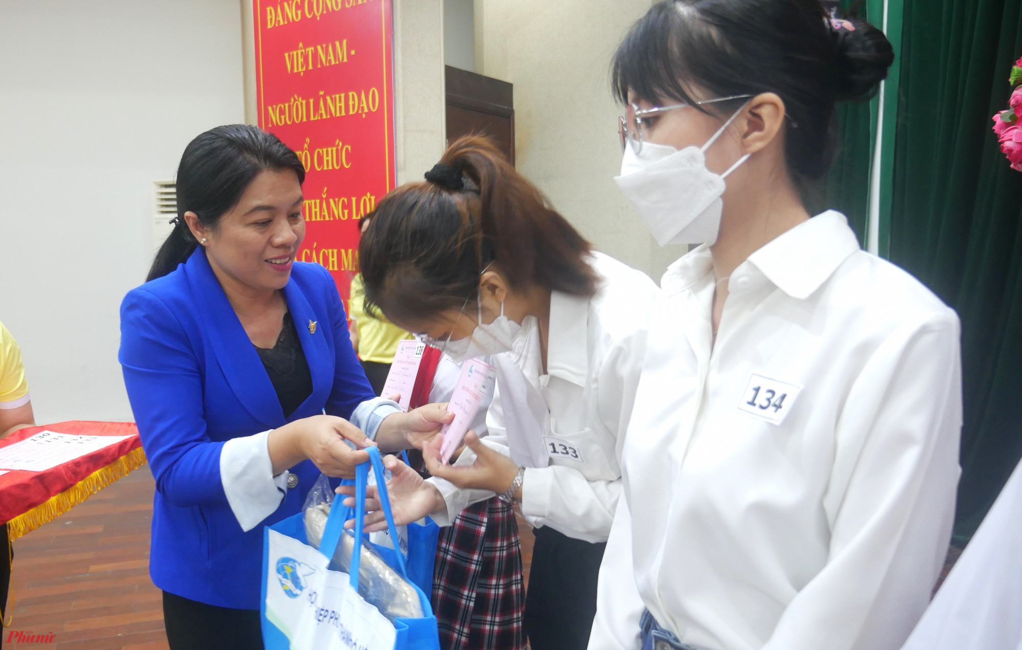 Bà Nguyễn Trần Phượng Trân - Chủ tịch Hội LHPN TPHCM tặng học bổng 