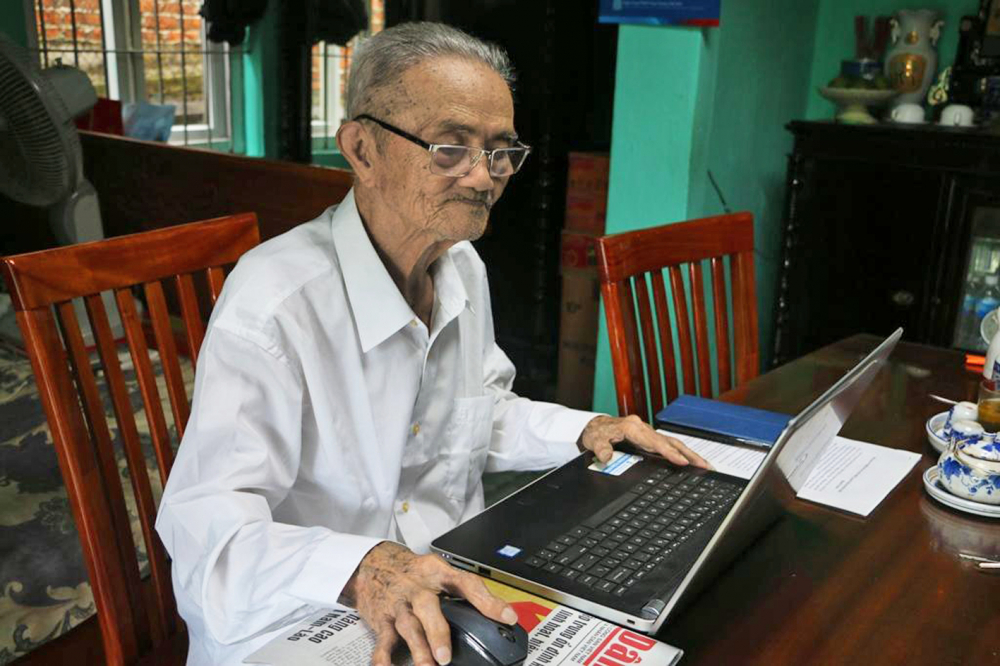 Dù lớn tuổi nhưng mỗi ngày cụ Xuyến dành thời gian ba tiếng để viết báo, và chơi Facebook 